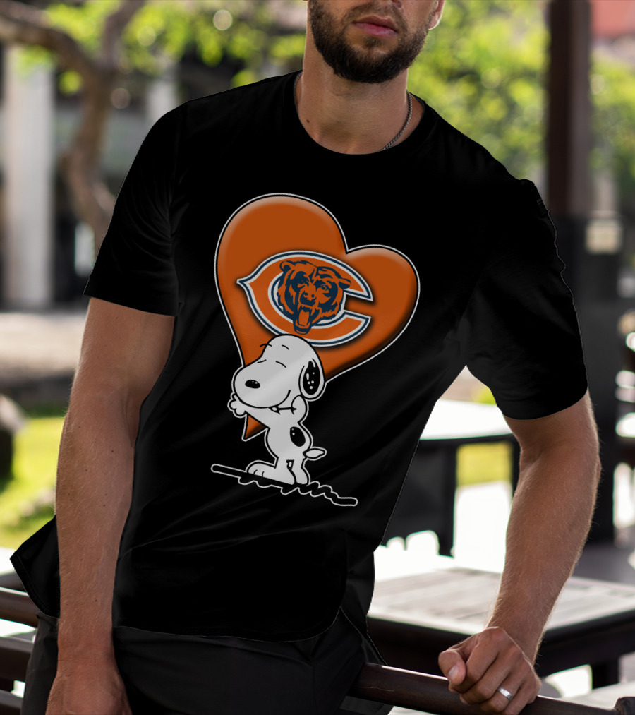Snoopy Heart Chicago Bears Retro Logo Hug T-Shirt