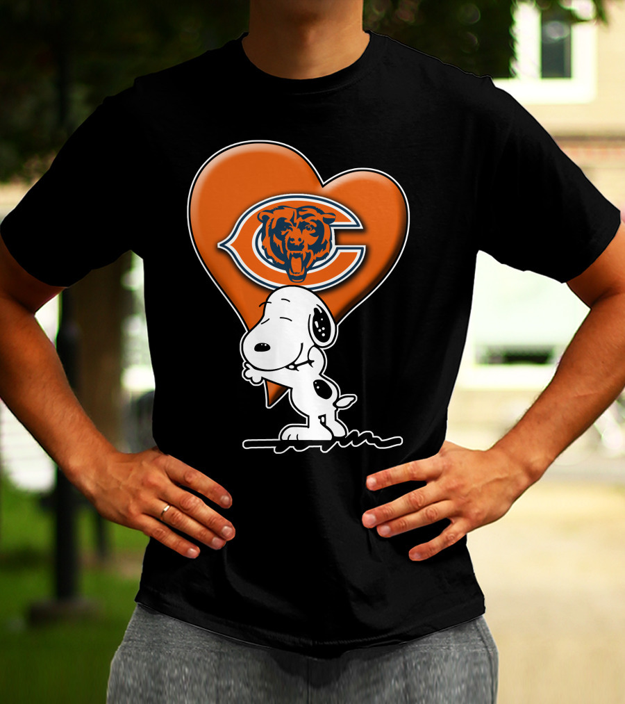 Snoopy Heart Chicago Bears Retro Logo Hug T-Shirt
