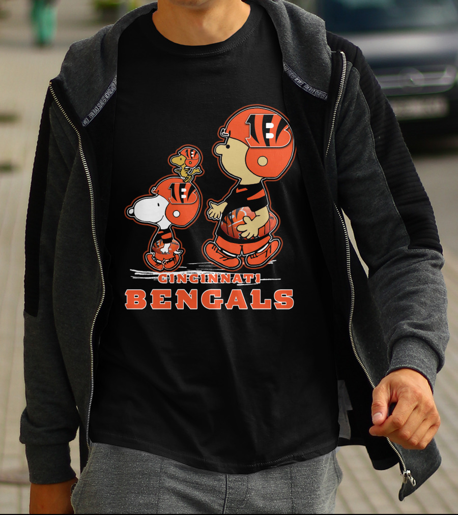 Cincinnati Bengals Snpfootball Charlie Brown Snoopy Woodstock Football Helmet T-Shirt