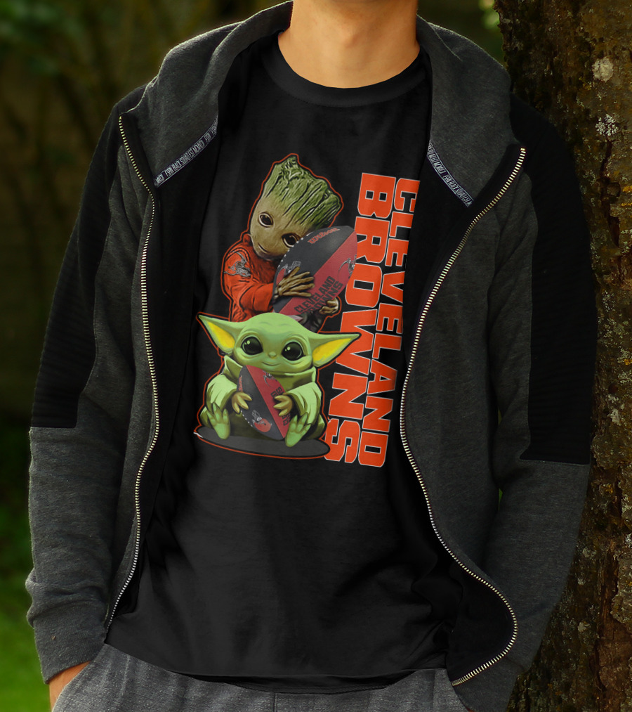 CLEVELAND BROWNS Groot And Baby Yoda Holding Football T-Shirt