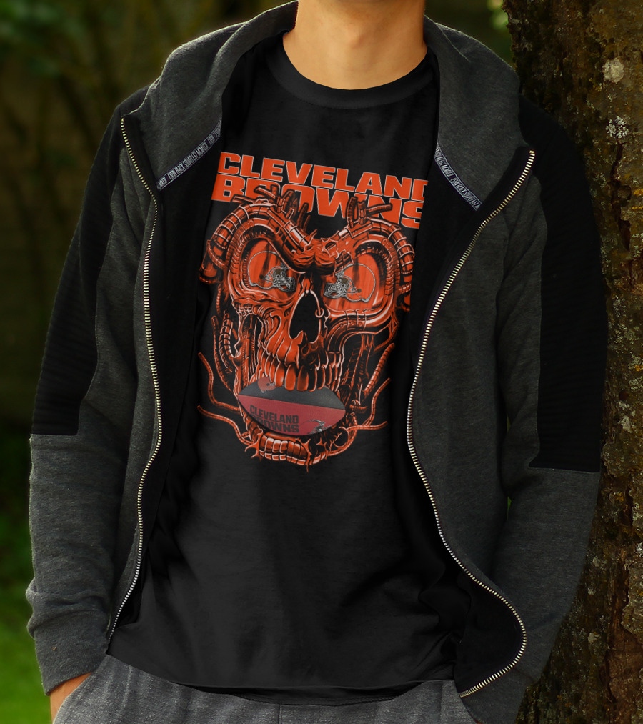 CLEVELAND BROWNS Dragonskull With Team Helmet And Football T-Shirt