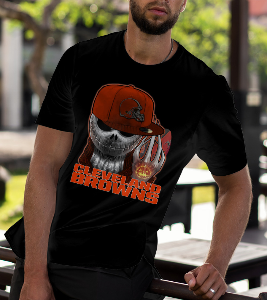 Jackskull CLEVELAND BROWNS Skull In Hat And Glowing Pumpkin Football T-Shirt