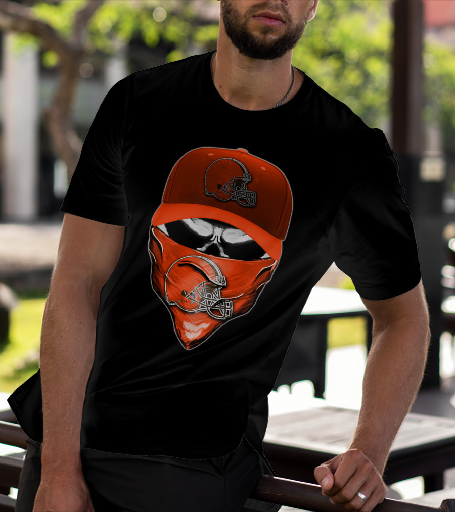Skull Helmet Bandana CLEVELAND BROWNS Fan Gear T-Shirt