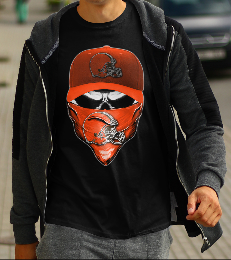 Skull Helmet Bandana CLEVELAND BROWNS Fan Gear T-Shirt