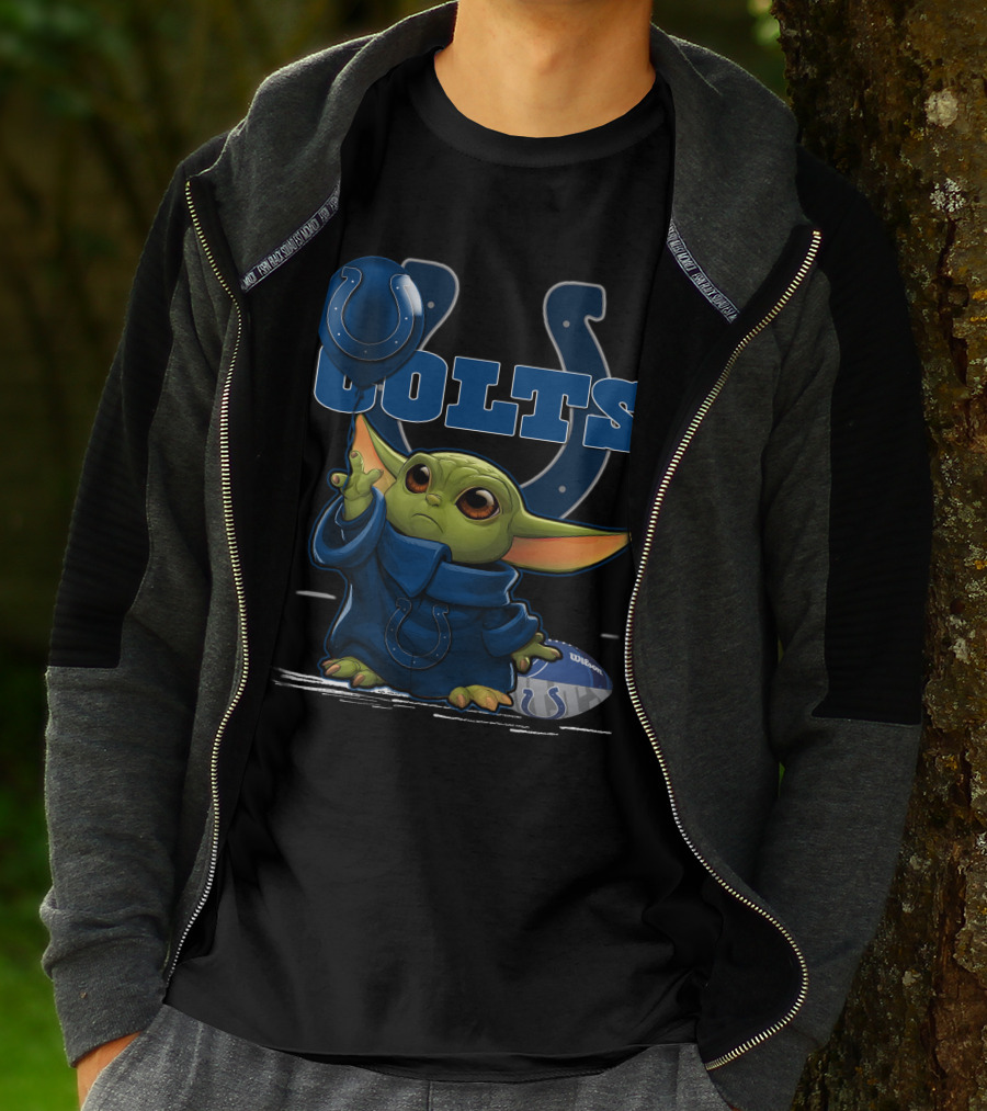 Yoda Holding Indianapolis Colts Helmet And Football T-Shirt