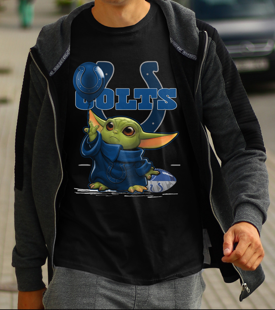 Yoda Holding Indianapolis Colts Helmet And Football T-Shirt