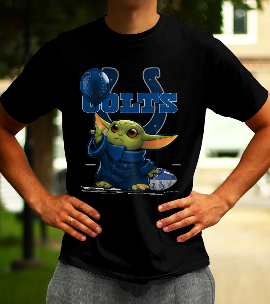 Yoda Holding Indianapolis Colts Helmet And Football T-Shirt