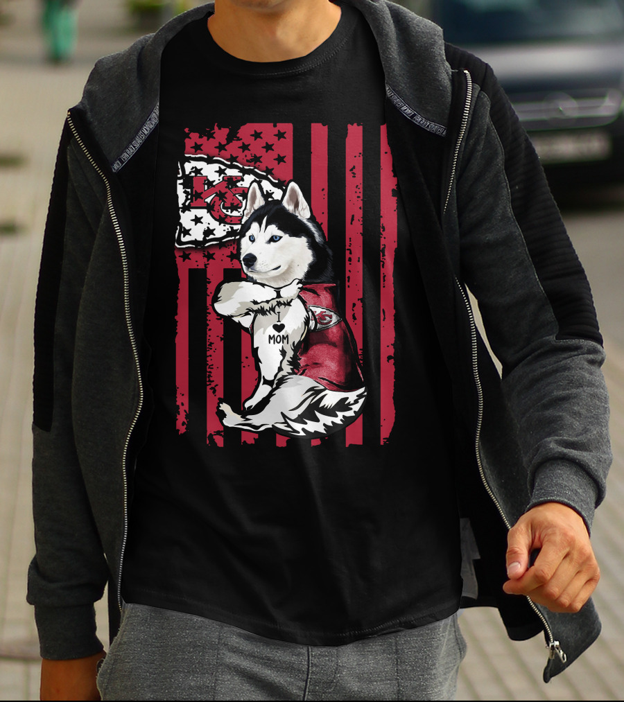 Siberian Husky Wearing Kansas City Chiefs Jersey With Flag Background Mom T-Shirt