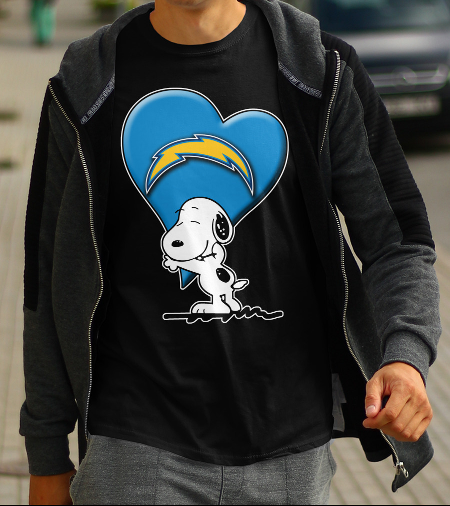 Snp V1 Los Angeles Chargers Snoopy Hugging Heart T-Shirt