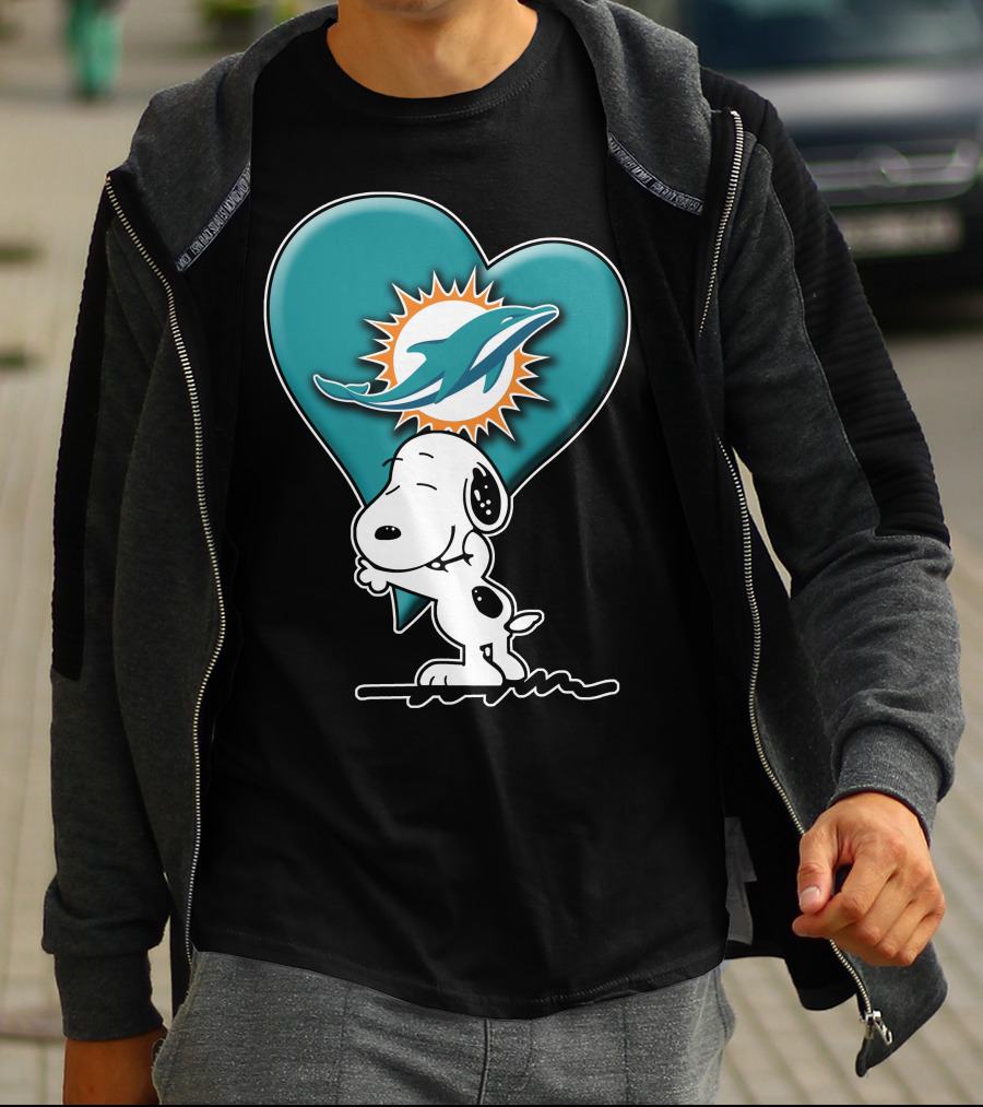 Snp V1 Snoopy Miami Dolphins Heart Hug T-Shirt