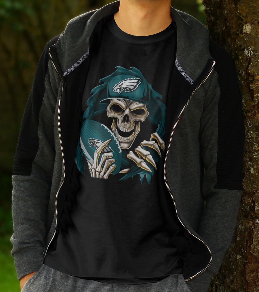 Philadelphia Eagles Skull Holding Football T-Shirt