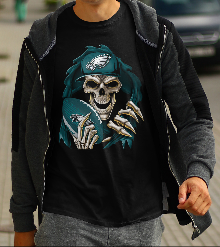 Philadelphia Eagles Skull Holding Football T-Shirt