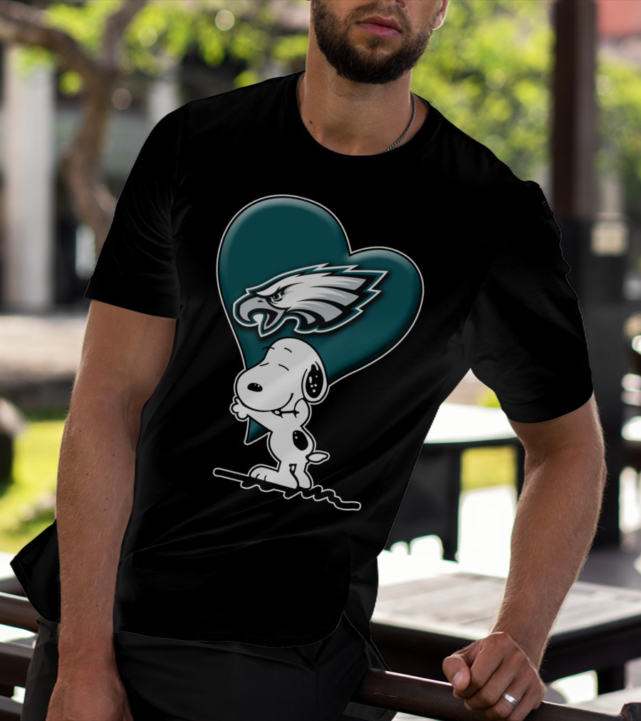 Snoopy Hugging Heart Philadelphia Eagles T-Shirt