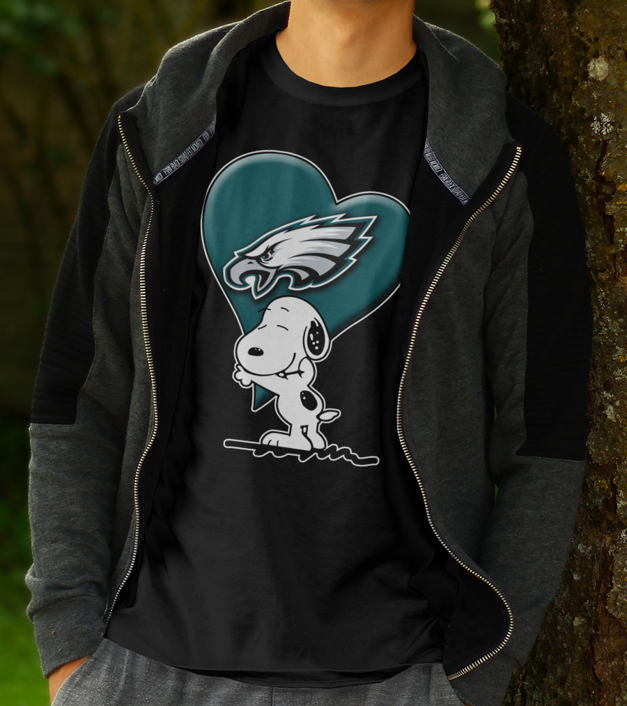 Snoopy Hugging Heart Philadelphia Eagles T-Shirt