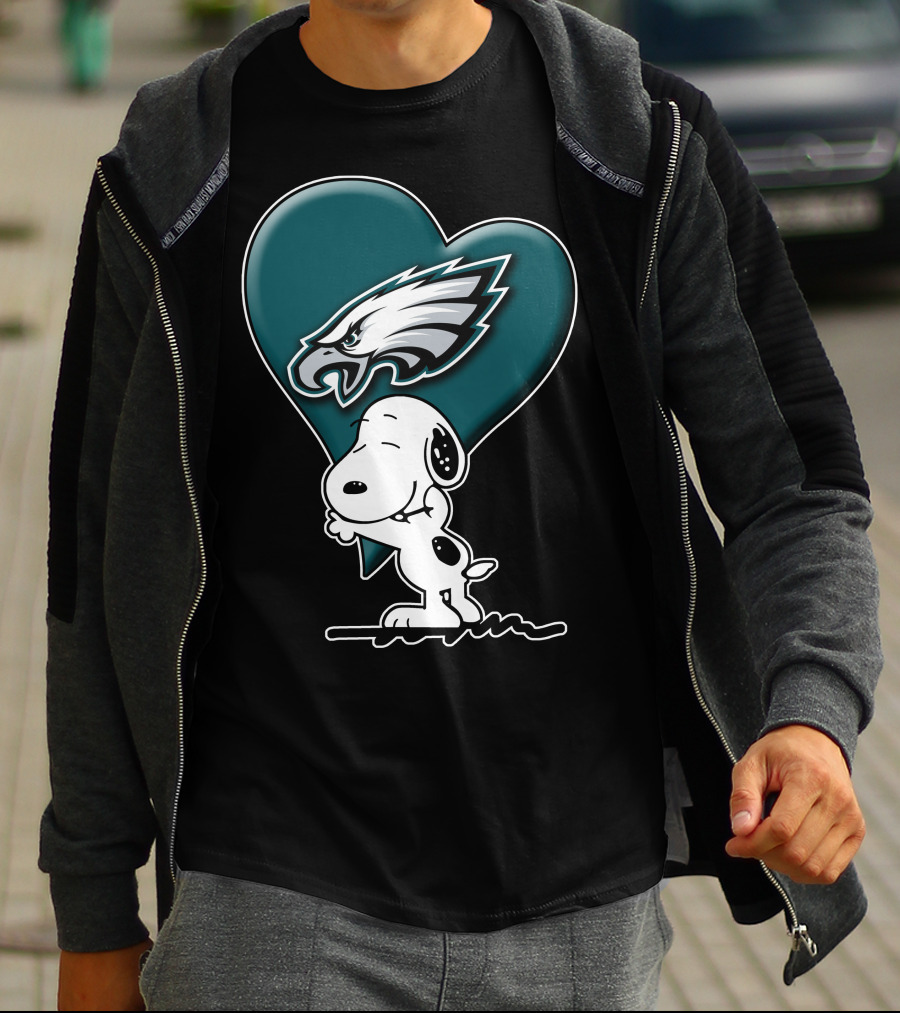 Snoopy Hugging Heart Philadelphia Eagles T-Shirt