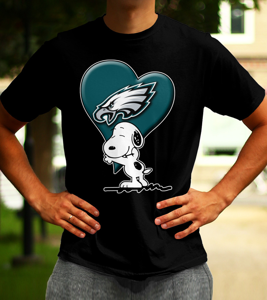 Snoopy Hugging Heart Philadelphia Eagles T-Shirt