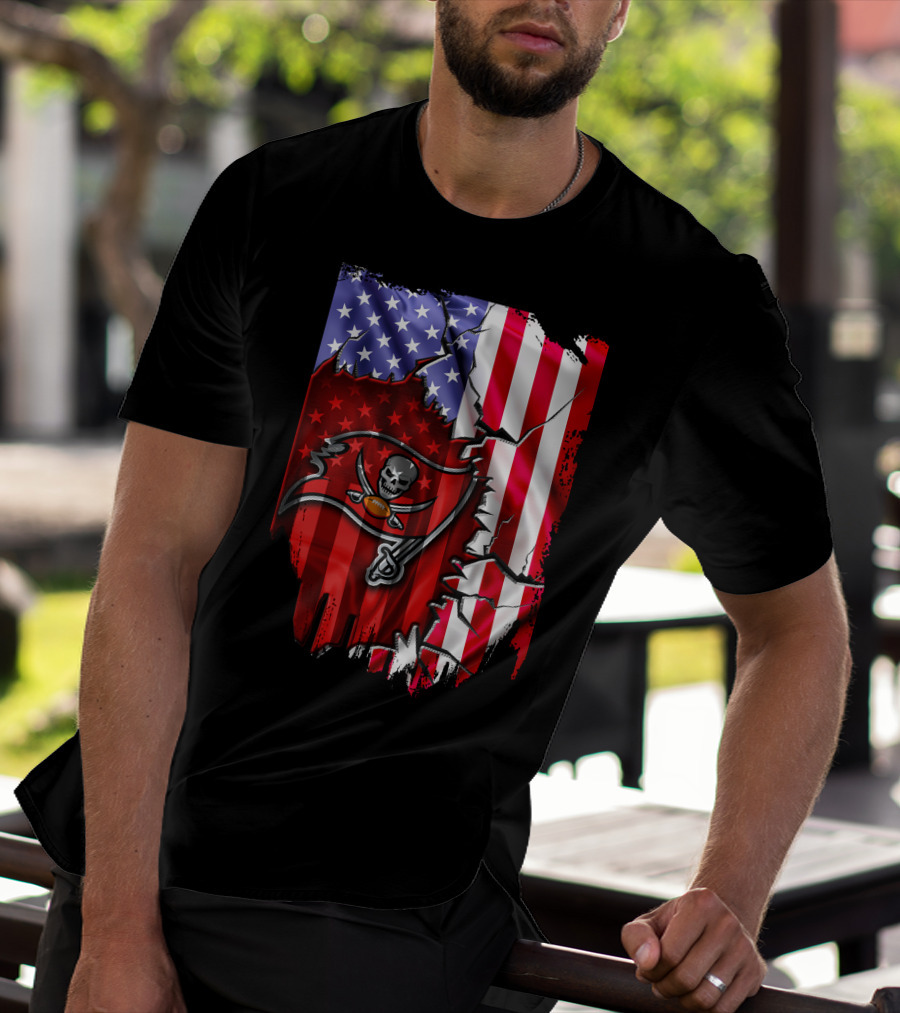 Flag V2 Tampa Bay Buccaneers American Flag Skull And Crossbones Football T-Shirt
