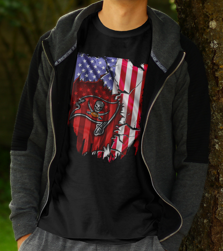 Flag V2 Tampa Bay Buccaneers American Flag Skull And Crossbones Football T-Shirt