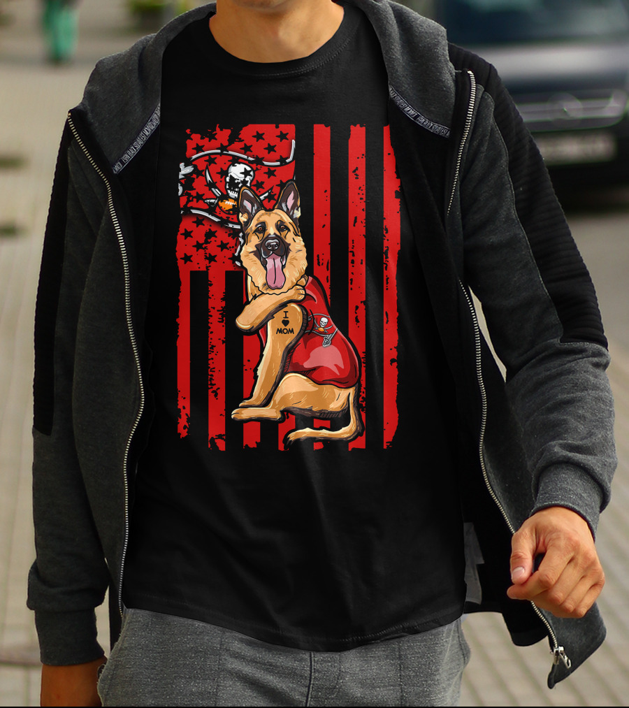 German Shepherd I Love Mom Tampa Bay Buccaneers Flag Background T-Shirt