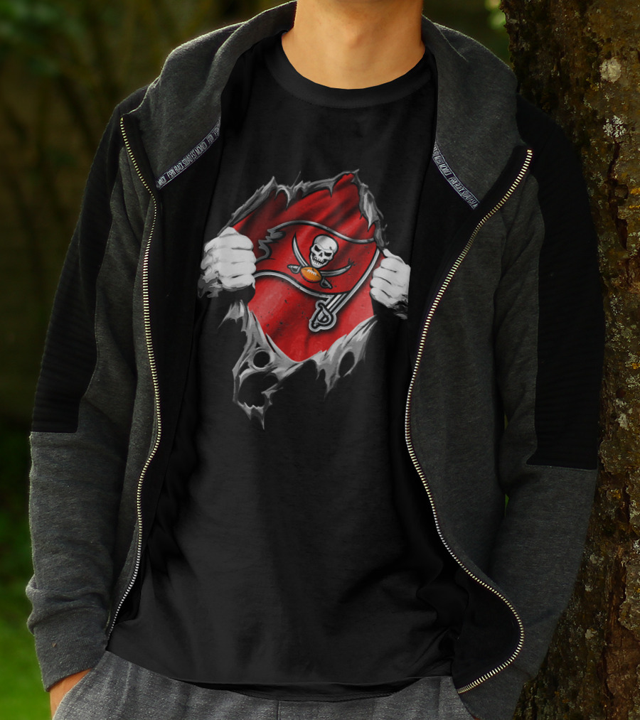 Torn V2 Tampa Bay Buccaneers Skull And Swords Flag T-Shirt