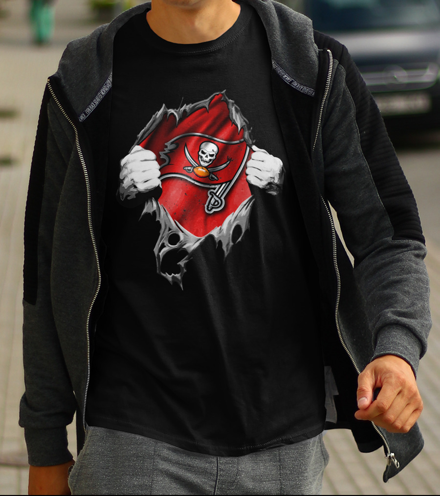 Torn V2 Tampa Bay Buccaneers Skull And Swords Flag T-Shirt