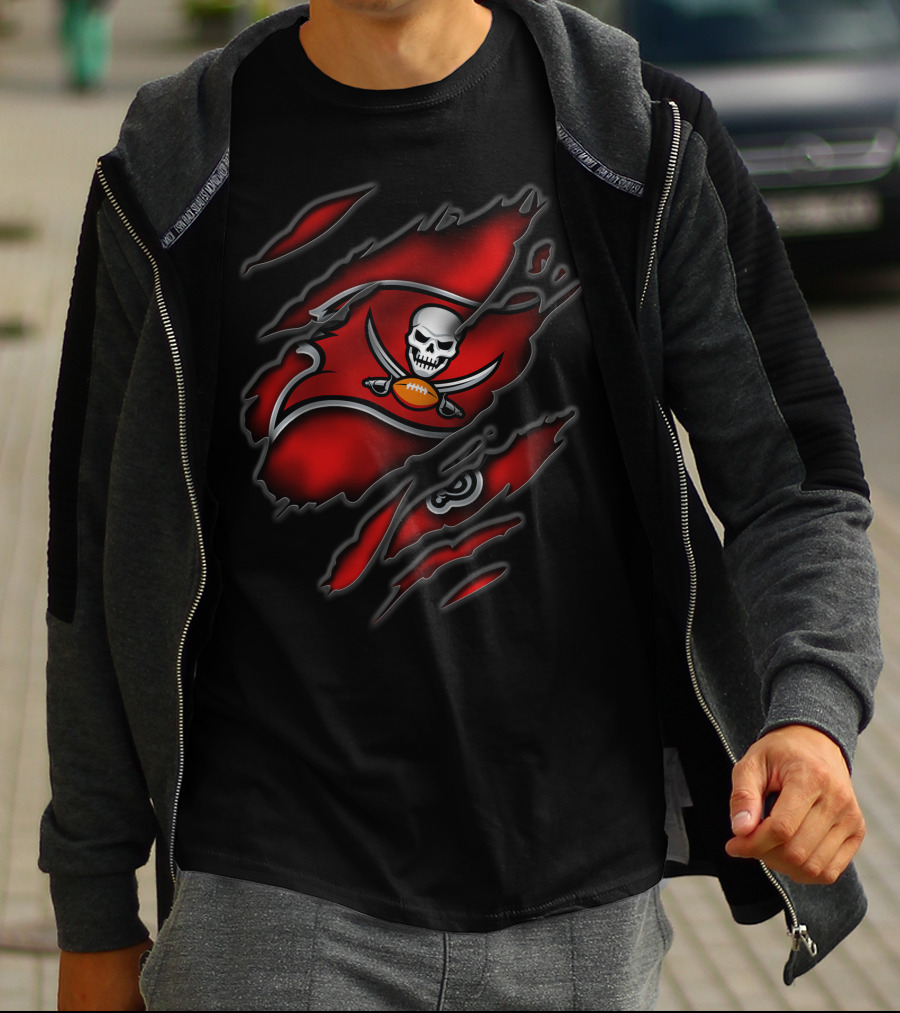Torn V3 Tampa Bay Buccaneers Skull And Flag T-Shirt
