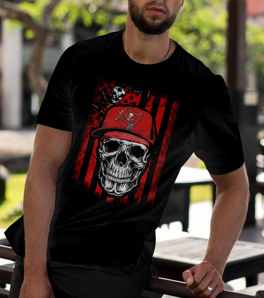 Skull With Tampa Bay Buccaneers Hat And Pirate Flag T-Shirt