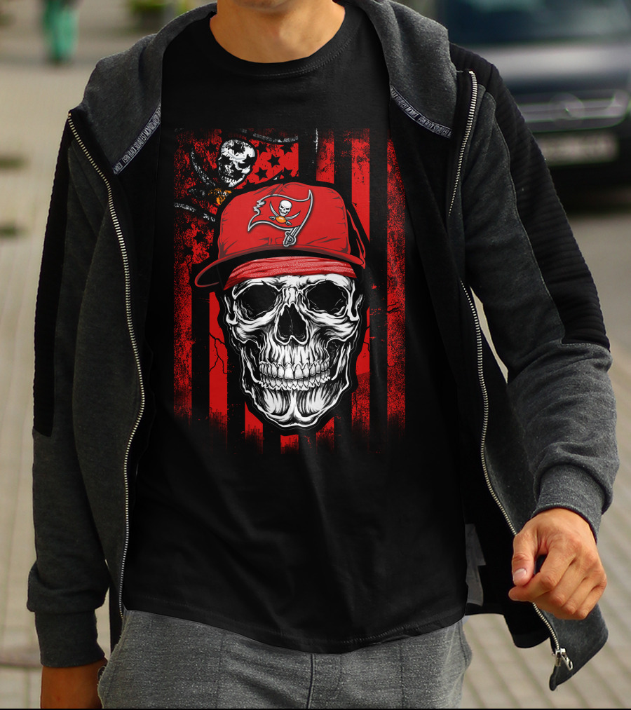 Skull With Tampa Bay Buccaneers Hat And Pirate Flag T-Shirt