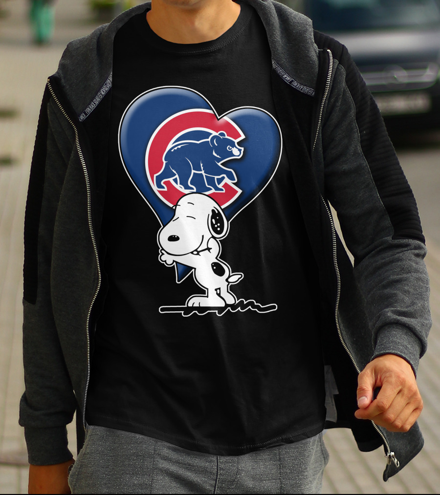 Snp V1 Chicago Cubs Snoopy Heart Hug T-Shirt