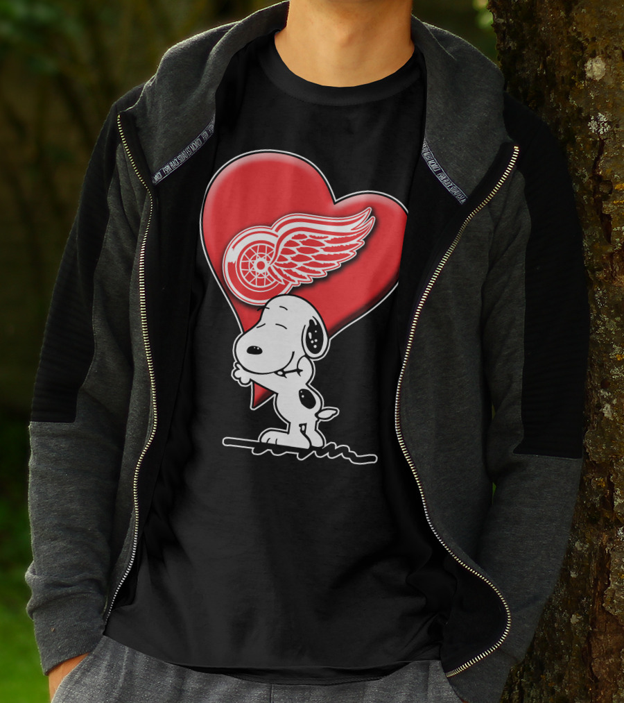 Snoopy Hugging Heart Detroit Red Wings T-Shirt