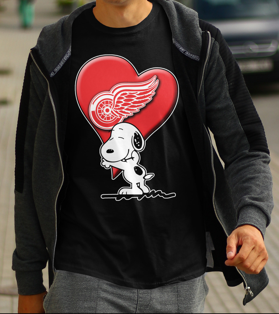 Snoopy Hugging Heart Detroit Red Wings T-Shirt