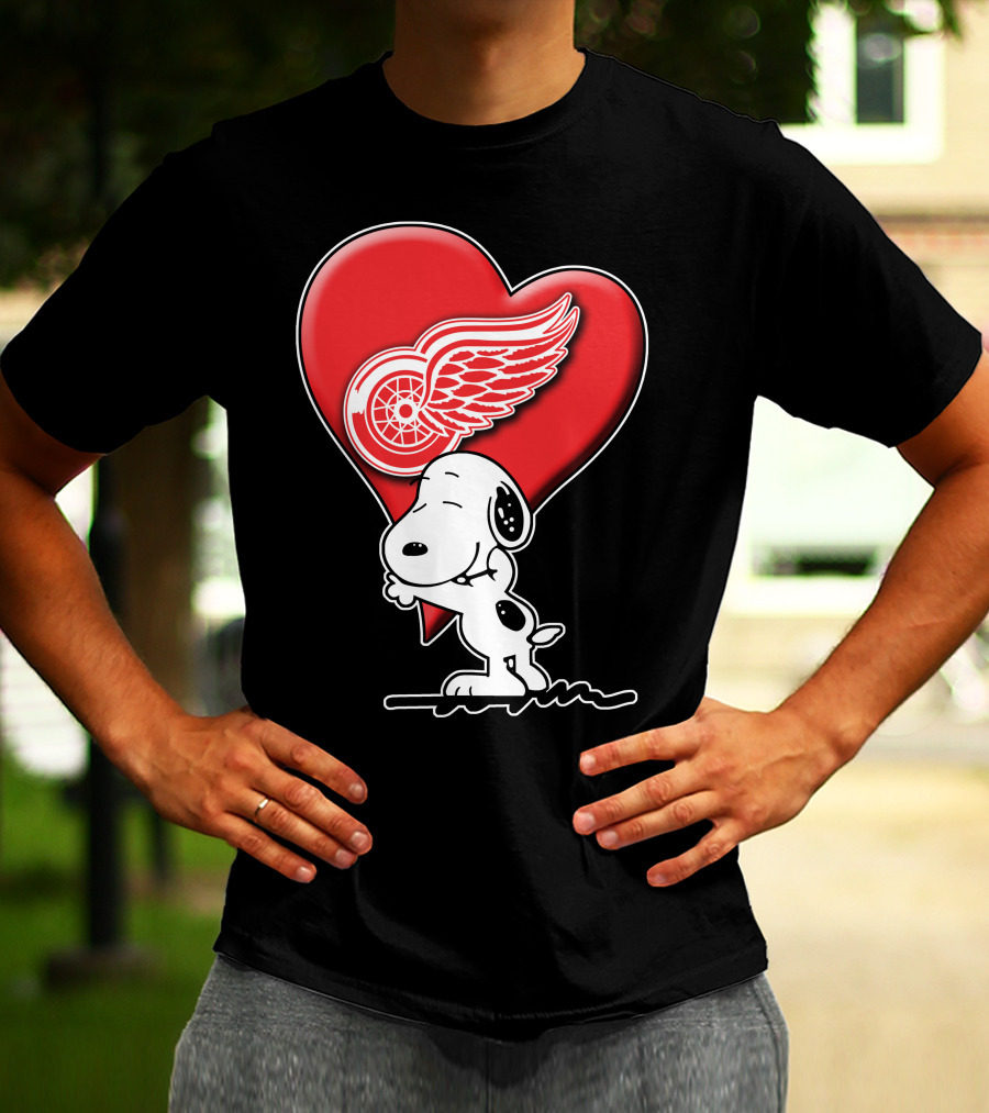 Snoopy Hugging Heart Detroit Red Wings T-Shirt