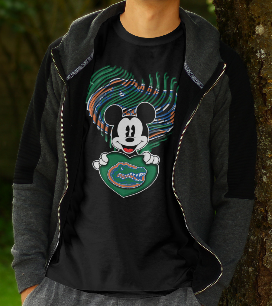Mickey Mouse Holding Heart With Florida Gators T-Shirt