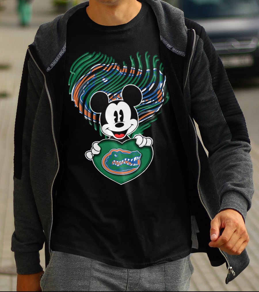 Mickey Mouse Holding Heart With Florida Gators T-Shirt