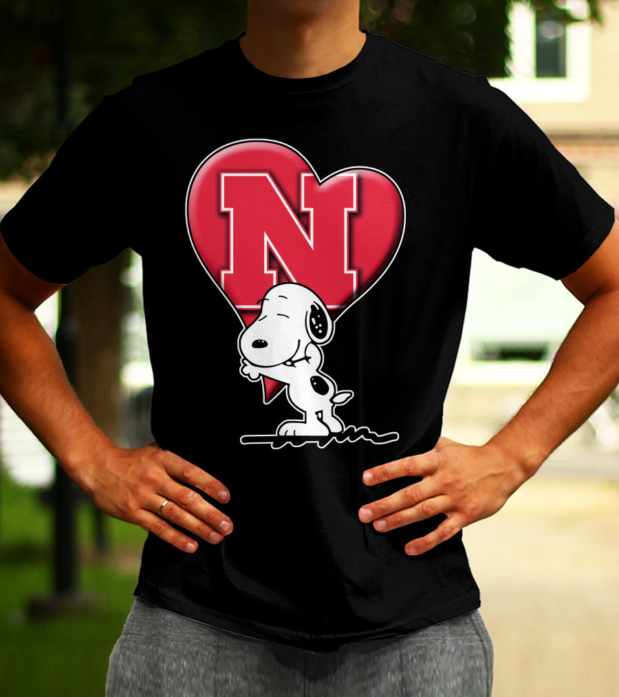 Snp V1 Nebraska Cornhuskers Snoopy Hugging Red Heart N T-Shirt