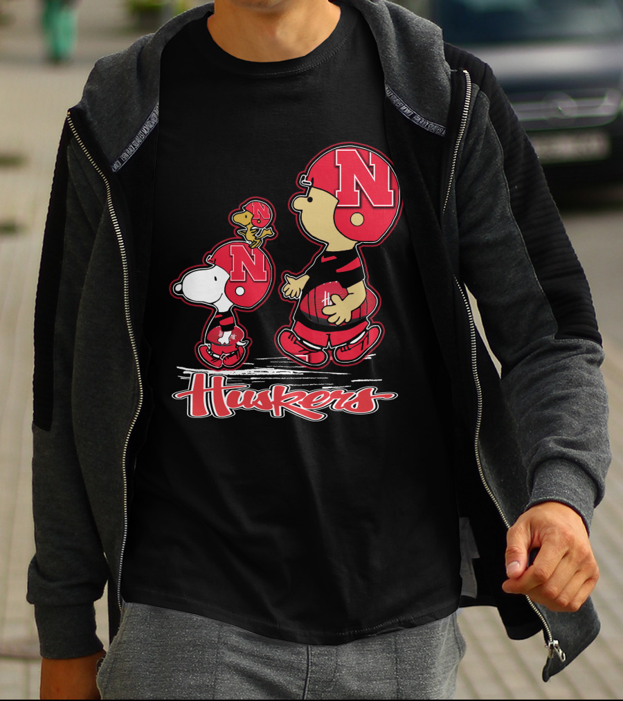 Snpfootball Nebraska Cornhuskers Huskers Charlie Brown Snoopy Woodstock Football Helmets T-Shirt