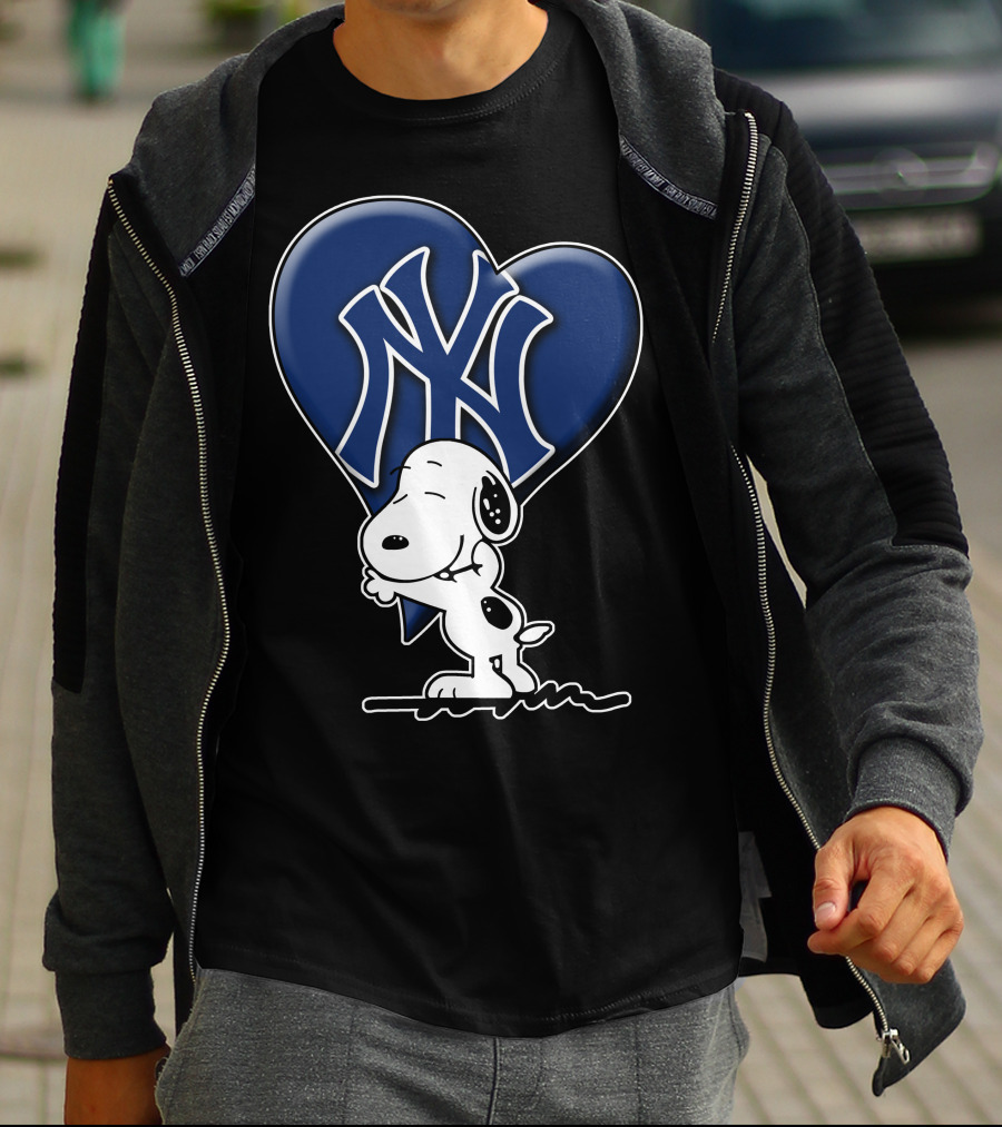 Snoopy Hugging Heart New York Yankees T-Shirt