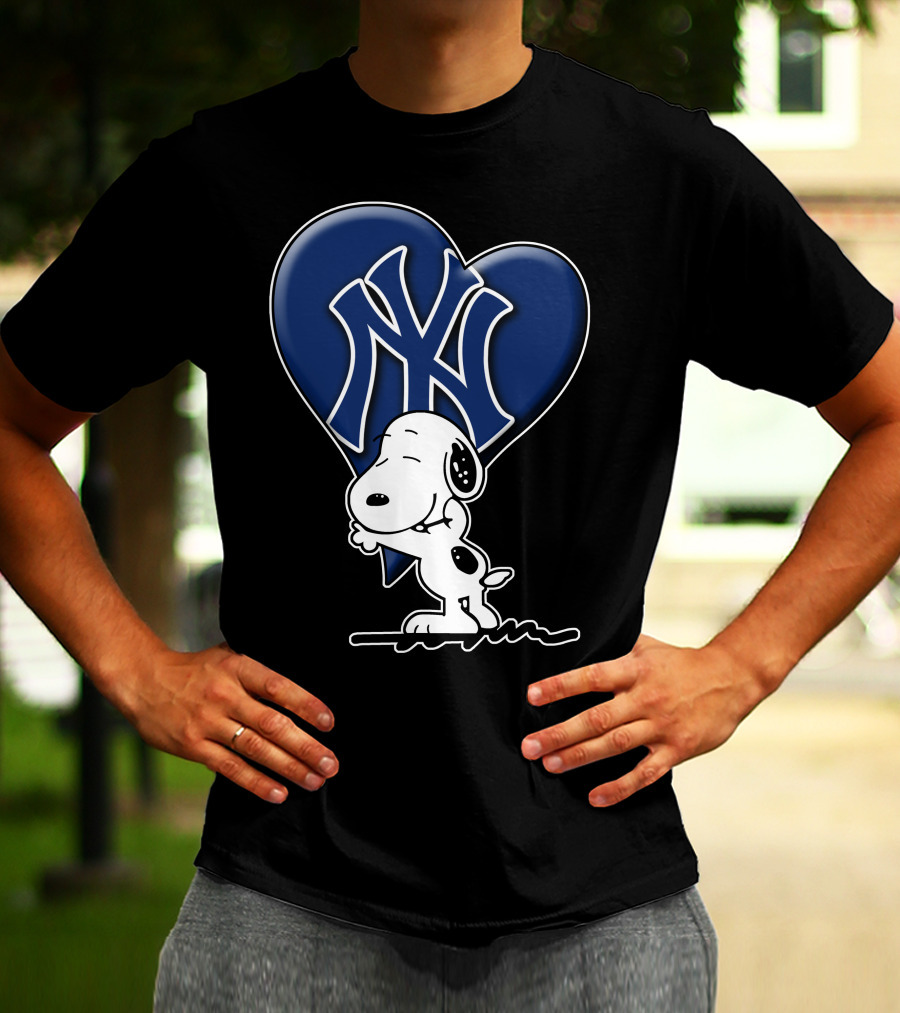 Snoopy Hugging Heart New York Yankees T-Shirt