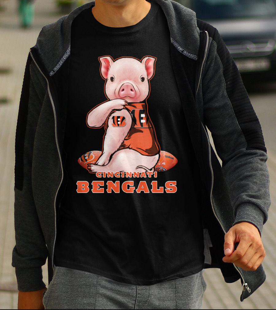 CINCINNATI BENGALS Pig Holding Football T-Shirt