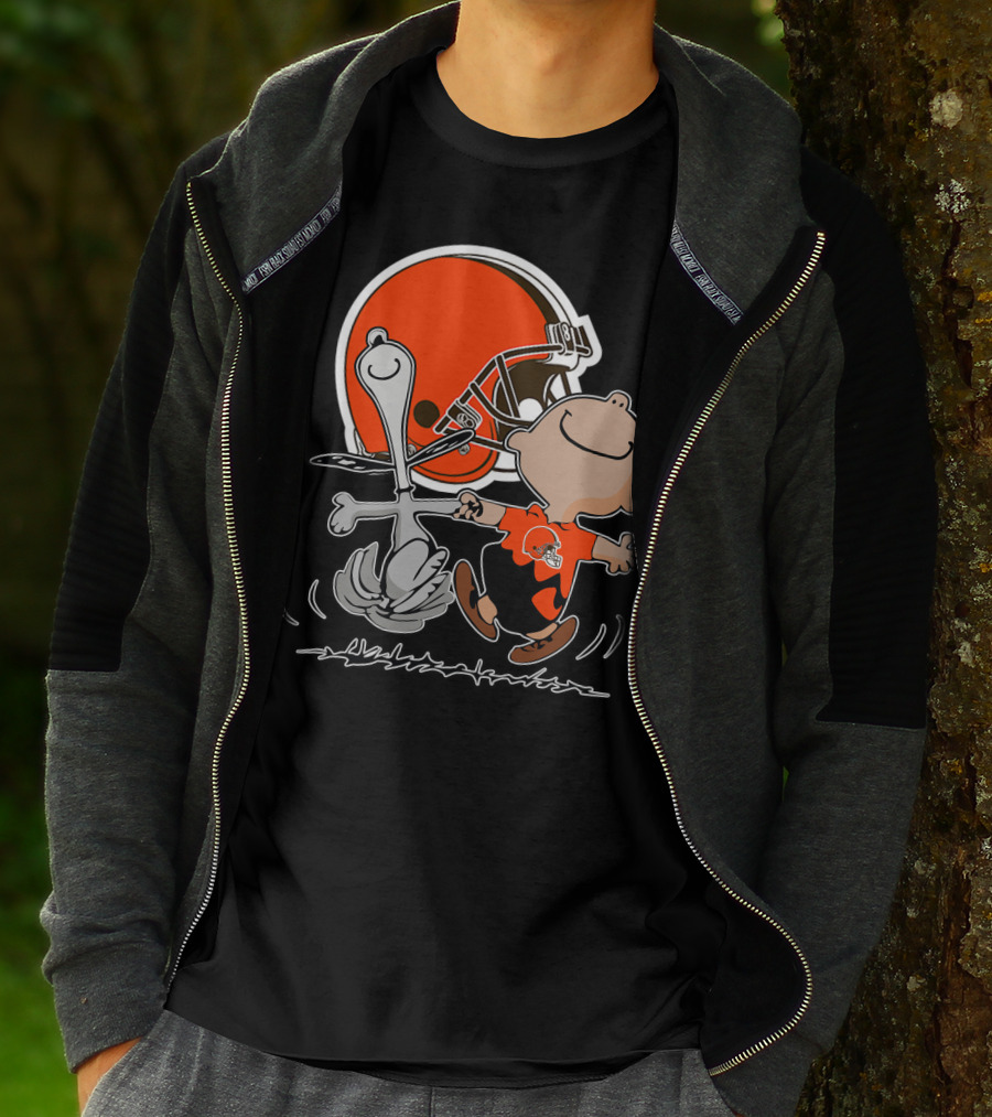 Cleveland Browns 06 Peanuts Dancing With Snoopy And Charlie Brown In Front Of Helmet T-Shirt