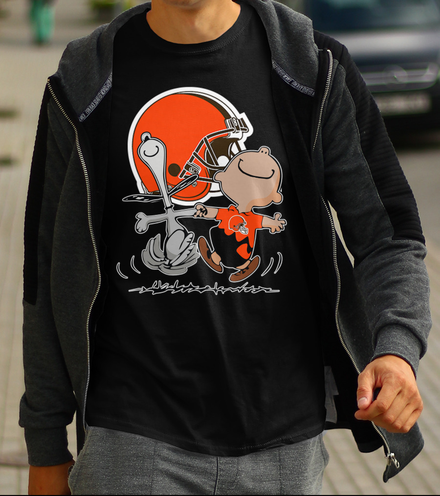Cleveland Browns 06 Peanuts Dancing With Snoopy And Charlie Brown In Front Of Helmet T-Shirt