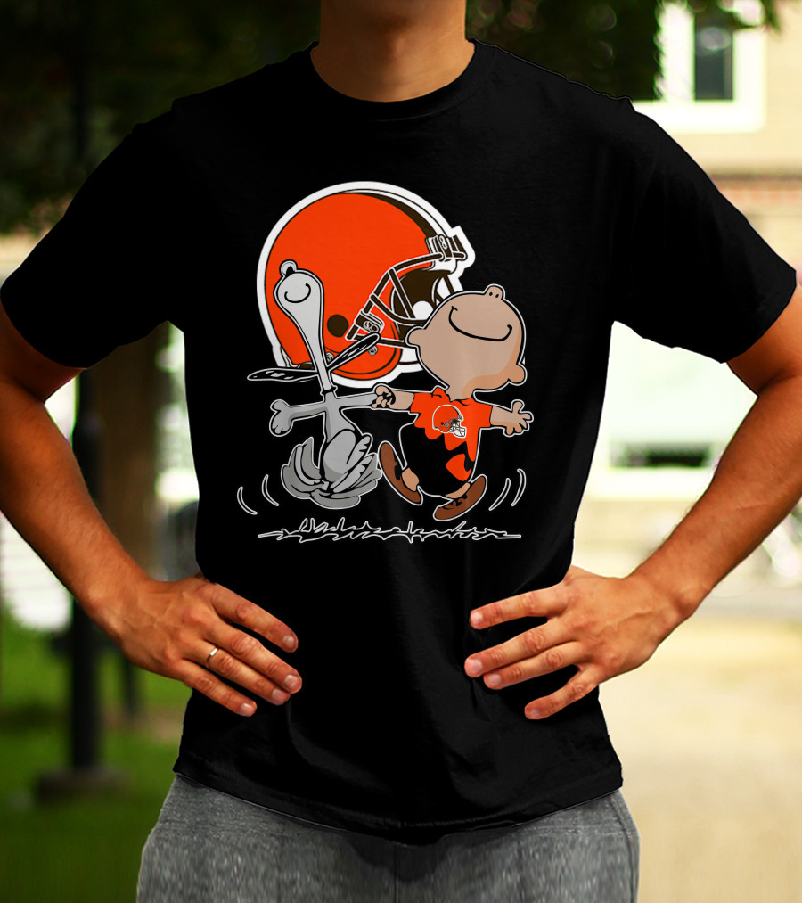 Cleveland Browns 06 Peanuts Dancing With Snoopy And Charlie Brown In Front Of Helmet T-Shirt