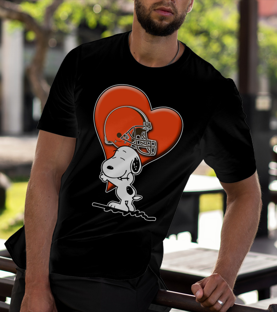 Snp CLEVELAND BROWNS Snoopy Hugging Heart Football Helmet T-Shirt