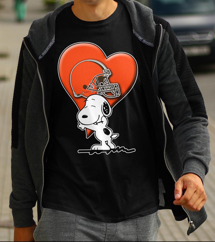 Snp CLEVELAND BROWNS Snoopy Hugging Heart Football Helmet T-Shirt