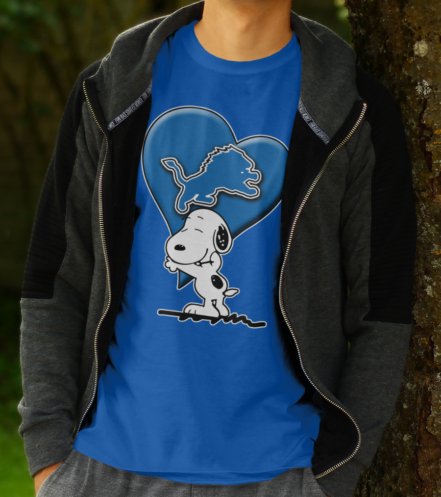Snp DETROIT LIONS Blue Heart Snoopy Hugging Lion T-Shirt