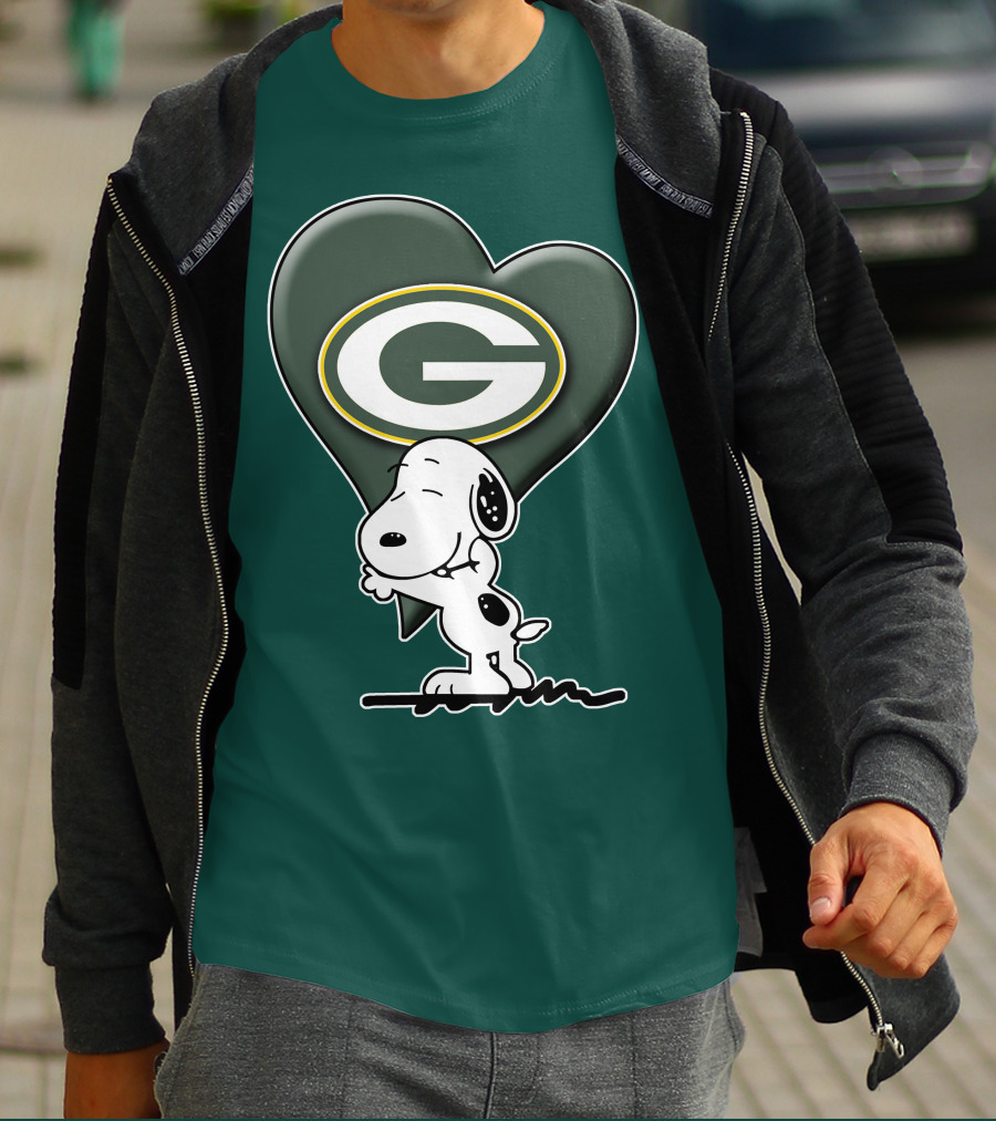 Snoopy Hugging Heart With Green Bay Packers T-Shirt
