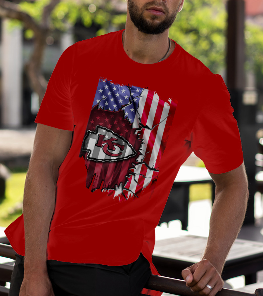 Kansas City Chiefs Logo With American Flag Background T-Shirt