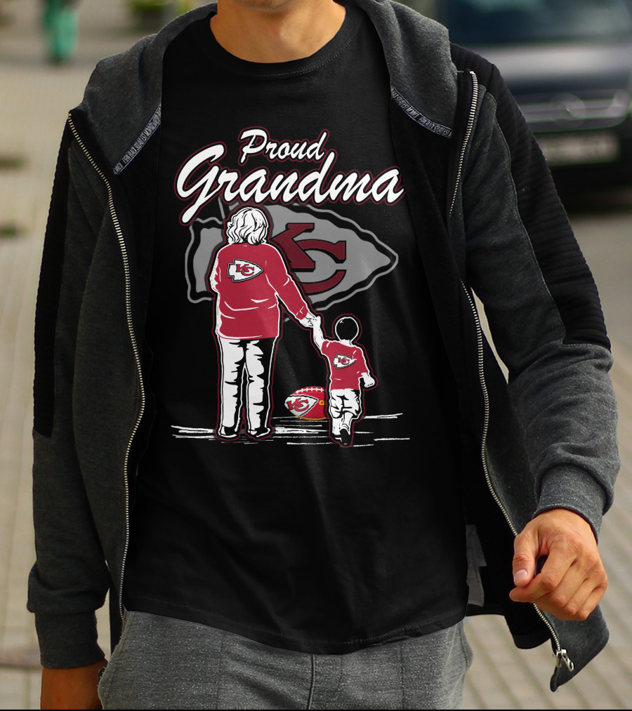 Proud Grandma Kansas City Chiefs With Grandma And Child Holding Hands T-Shirt
