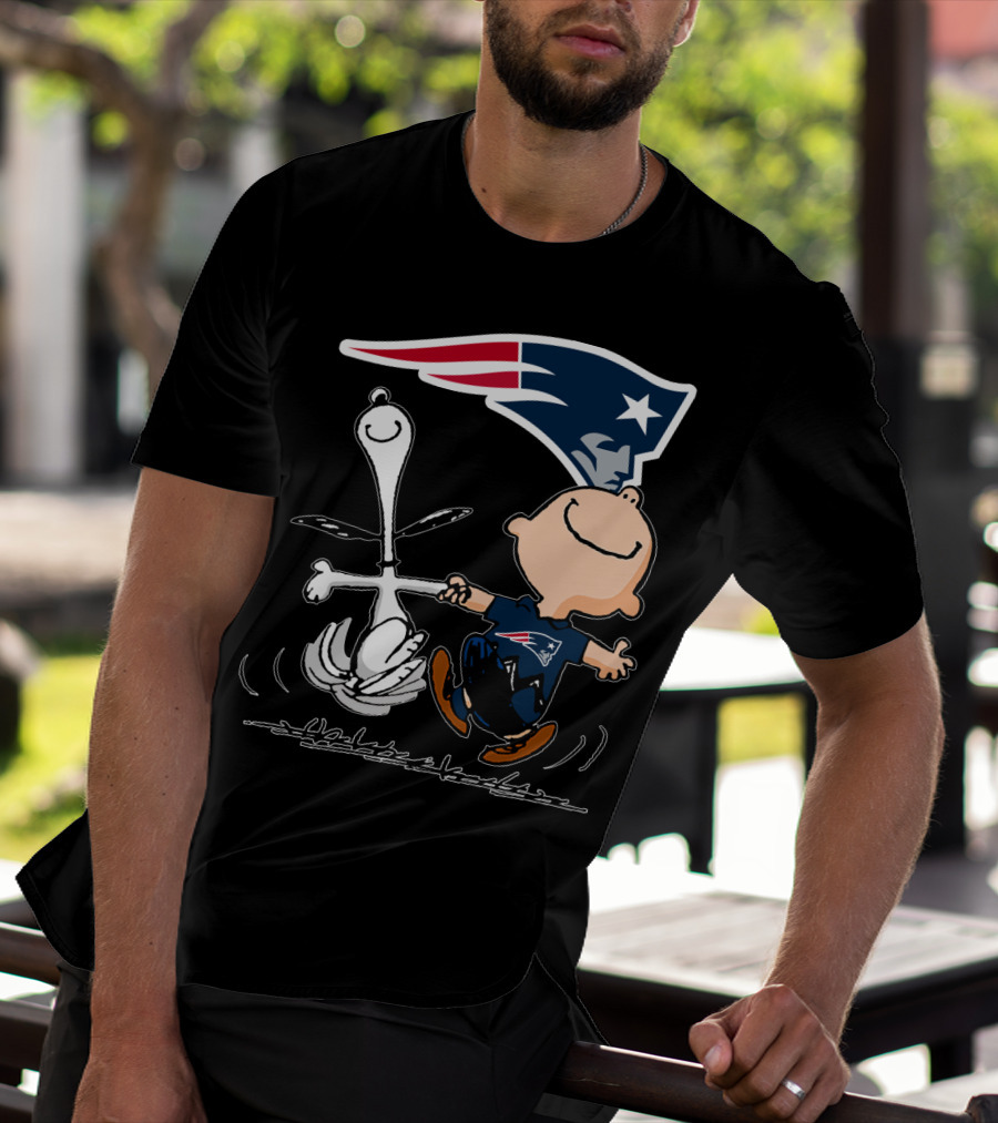 Snoopy And Charlie Brown Dancing With New England Patriots T-Shirt