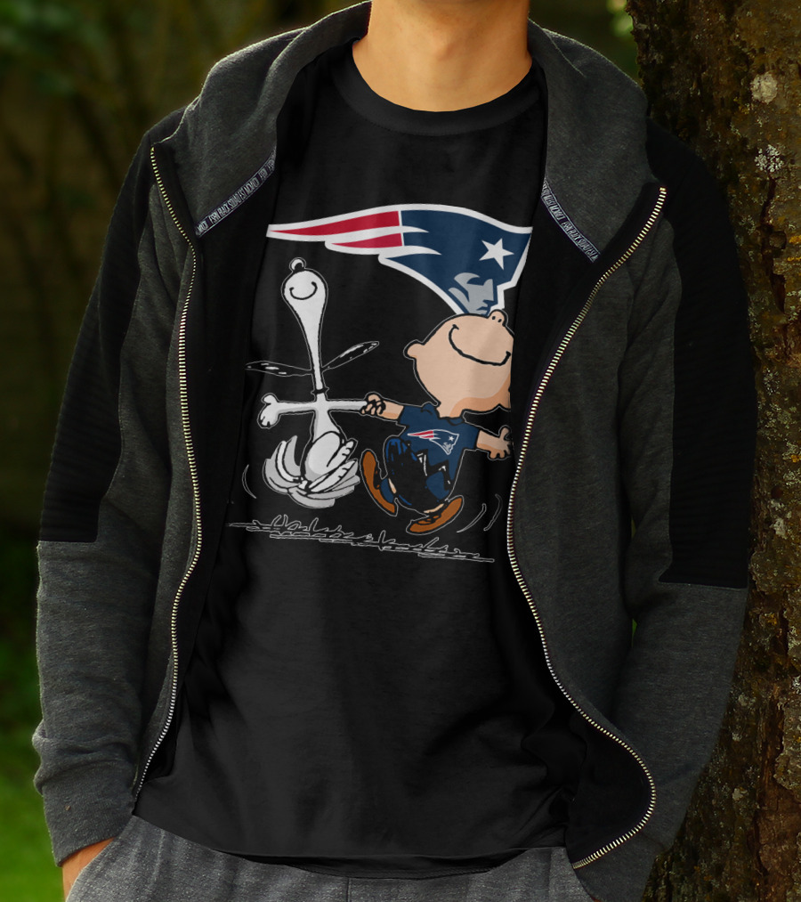 Snoopy And Charlie Brown Dancing With New England Patriots T-Shirt